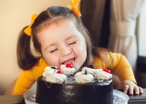 KID LICKING CAKE CARD