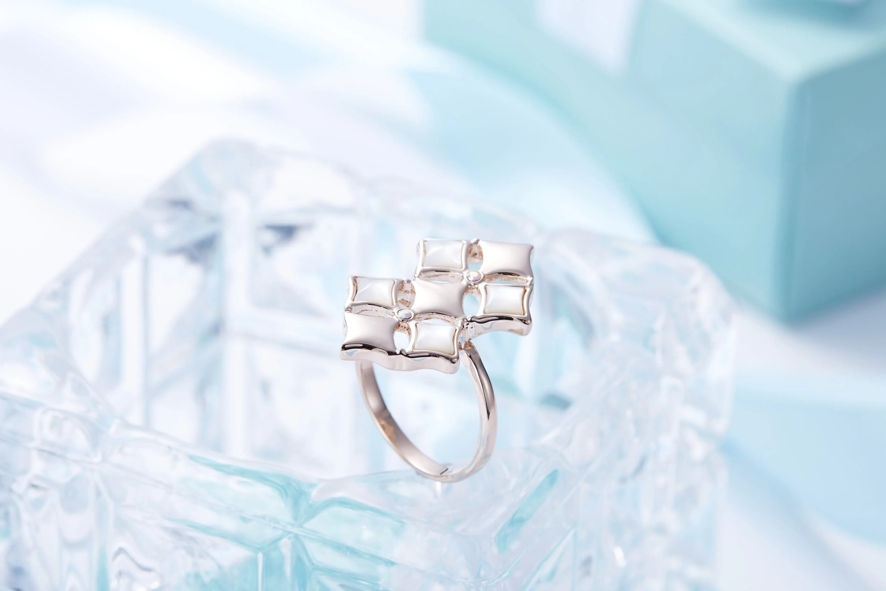 The golden two squares flowers ring